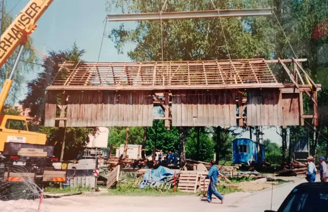 Das Nebengebäude, das sogenannte Sägewerk, wurde mittels Kran angehoben, um das baufällige Untergeschoss erneuern zu können. | Foto: Lignorama Riedau