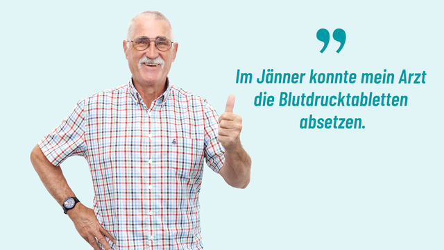 Alfred Antowitzer lächelt und hält den Daumen hoch. Daneben sein Zitat: „Im Jänner konnte mein Arzt die Blutdrucktabletten absetzen.“