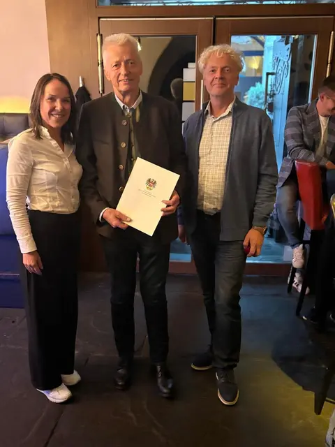 Alfred Rumpl aus Semriach wurde mit dem Ehrenzeichen in Gold für 35 Jahre Mitgliedschaft im Fachverband der österreichischen Standesbeamten ausgezeichnet. | Foto: Gemeinde