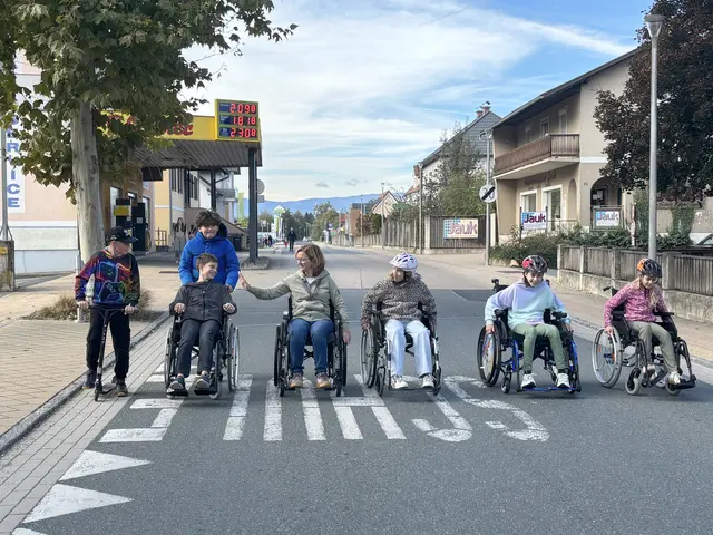 Bei der Aktion ging es den Verantwortlichen um weit mehr als um Spiel und Spaß. Das Projekt setzte ein bewusstes Zeichen für eine nachhaltige Aufwertung des öffentlichen Raums, in dem auch Menschen mit einem Rollstuhl gut zurecht kommen. | Foto: MeinBezirk/Waltraud Fischer