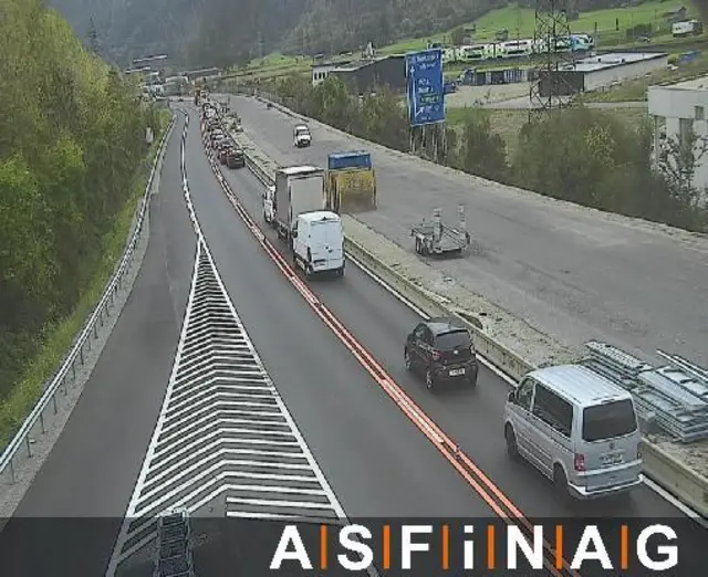 Nach dem Unfall auf der Inntalautobahn bildete sich ein langer Stau. Der Unfallbereich war danach für etwa drei Stunden gesperrt. | Foto: ASFINAG Webcam