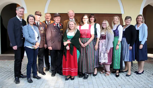 Franz Pfeffer (6.v.l.) wurde zum Ehrenpräsidenten des Vereins Kirchheimer Zukunft ernannt.  | Foto: Moser
