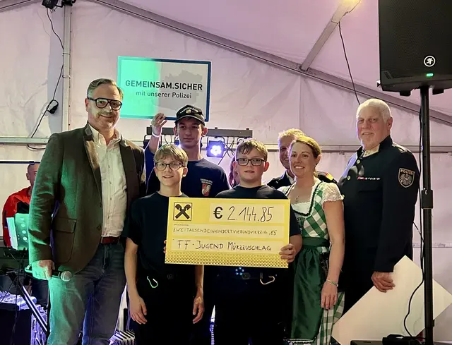Der Scheck für die Jugendmannschaft der Freiwilligen Feuerwehr Mürzzuschlag.  | Foto: Silvia Posch, BPK Bruck-Mürzzuschlag