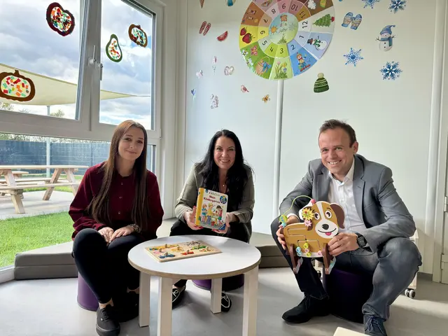 Neue Räumlichkeiten gibt es für den Betriebskindergarten der Klinik Oberwart: Celina Kainz (pädagogische Leitung), Gabriela Podlisca (organisatorische Leitung), Marc Seper (kaufmännischer Direktor Klinik Oberwart) | Foto: Gesundheit Burgenland