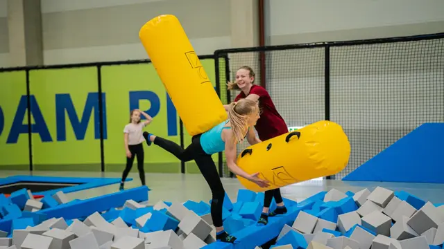 Wer nach einem Ausflugsziel sucht, das Bewegung, Spaß und gemeinsame Erlebnisse verbindet, wird im JUMP DOME Salzburg fündig. | Foto: Jump Dome