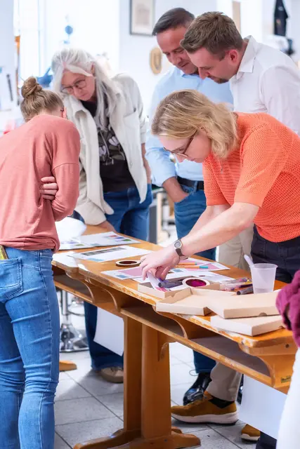 Beim ersten Außerferner MINT-Netzwerktreffen im Werkhaus Reutte standen die erfolgreiche Bilanz des ersten Schuljahres und der Austausch zwischen Schulen und regionalen Unternehmen im Mittelpunkt. | Foto: Mathias Starzer