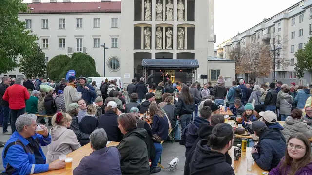 Am Welt-Floridsdorf-Tag wurde zu Bier, Spaß und Miteinander geladen. | Foto: Andreas Pölzl/MeinBezirk
