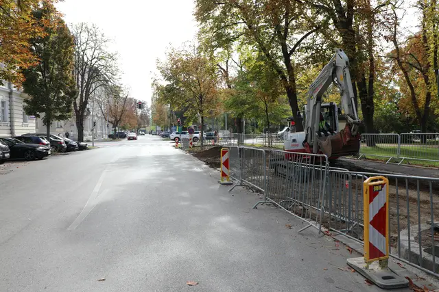 Die Linksabbiegespur von der Utzstraße in die Ringstraße wird verbreitert. Dazu muss die Fahrbahn nach rechts in Richtung Stadtpark erweitert werden. Die Senkrechtparkplätze in diesem Bereich müssen in Längsparkplätze umgewandelt werden. | Foto: Stadt Krems