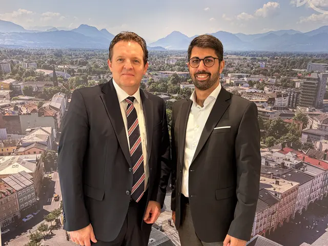 LR René Zumtobel traf Rosenheims Oberbürgermeister Abuzar Erdogan, um über grenzüberschreitenden Verkehr und gemeinsame Mobilitätslöungen zu sprechen. | Foto: Stadt Rosenheim