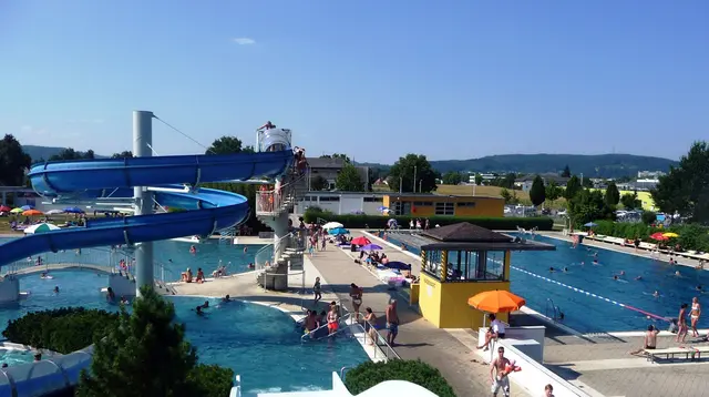 Das 50-Meter-Sportbecken (rechts) lädt zum Schwimmen, Trainieren und Abkühlen ein. | Foto: Stadtgemeinde Braunau