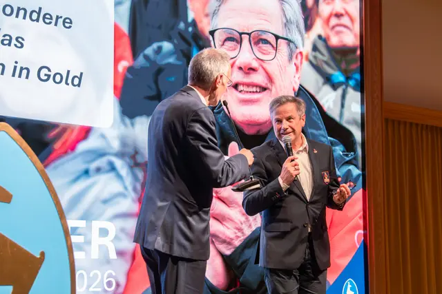 Ein Höhepunkt des Abends war die Verleihung der Hahnenkamm-Nadel für besondere Verdienste an Anton Bodner.  | Foto: alpinguin