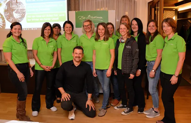 Anna Maurer, Kathi Vogl, Silvia Hörmann, Sissi Schübl, Adriana Tüchler, Gebietsbäuerin Gisela Paulnsteiner, Claudia, Auer, Brigitte Rametsteiner, Monika Lair, Silvia Bauer, Andrea Prinz, Alexandra Kienmeier mit Wetterexperte Sigi Fink (v.l.). | Foto: Bäuerinnen Groß Gerungs
