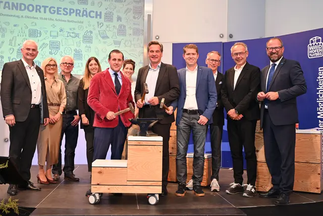 Andreas Geierlehner (Bezirksstellenleiter WKO Amstetten), Birgit Schachinger (Unternehmerin und Obfrau der Raiffeisenbank Ybbstal), Josef Lueger (Eisenstraße-Projektleiter), Carina Wailzer (Gründerin Zwergenmafia), Chris Müller (CMb. Industries), Julia Reitbauer (Gründerin Zwergenmafia), Bürgermeister Werner Krammer, Martin Scheiflinger (ÖBB-Immobilienmanagement), Manfred Huber (Geschäftsführer Bene), Andreas Aigner (Geschäftsführer AIGNER Boden.Räume) und Bernhard Ebner (Prokurist ecoplus) | Foto: Stadt Waidhofen/Ybbs