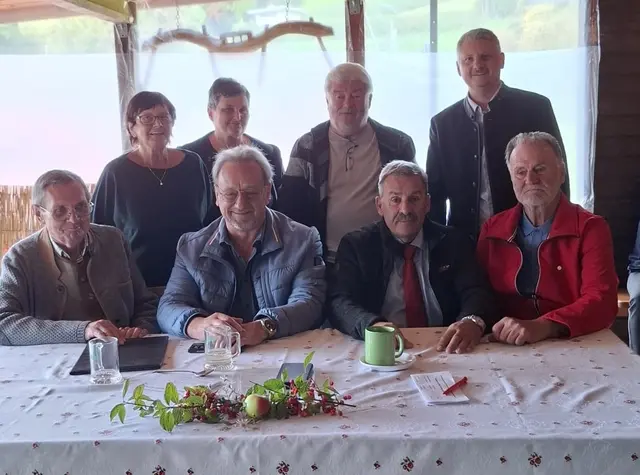 Nach seiner langjährigen Arbeit als Obmann der PVÖ Ortsgruppe St. Paul übernimmt Alfred Brunner künftig die Funktion des Schriftführers. Die Mitglieder wählten Johann Winkler zum neuen Obmann. | Foto: Privat