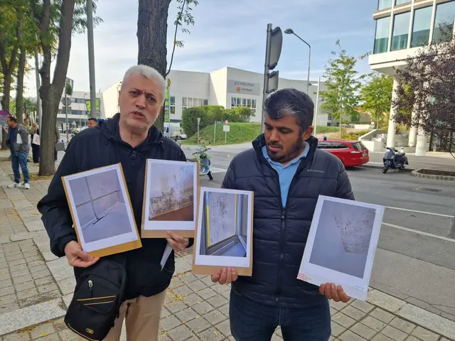 Die Bewohner brachten Bilder vom Schimmel in ihrer Wohnung mit zur Schlichtungsstelle.  | Foto: z.V.g.