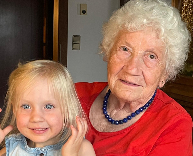 Gottfrieda gemeinsam mit ihrer Urenkelin. | Foto: privat