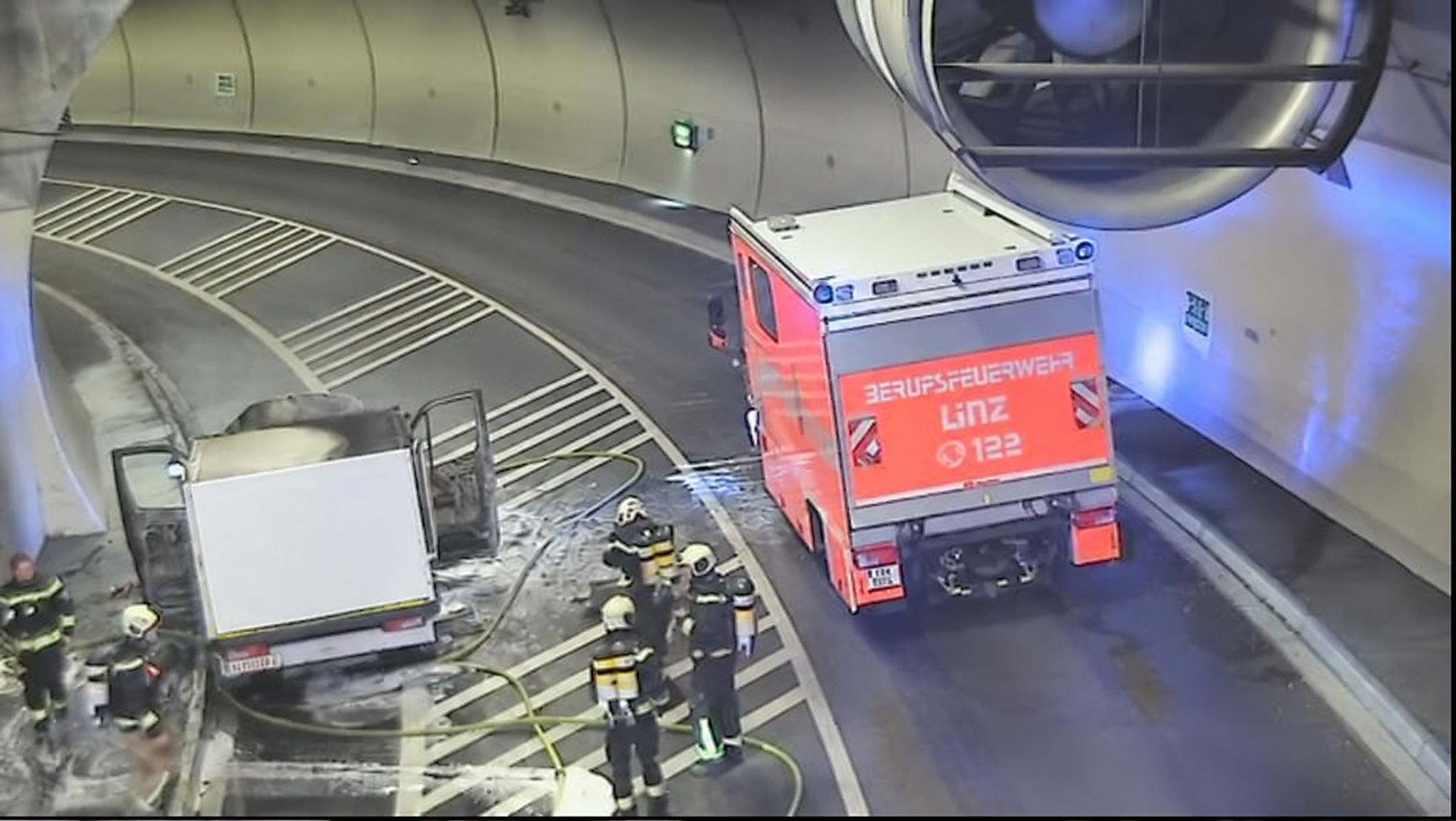 1,5 Kilometer Stau: Kleintransporter geriet in Linzer Tunnel in Brand – ...