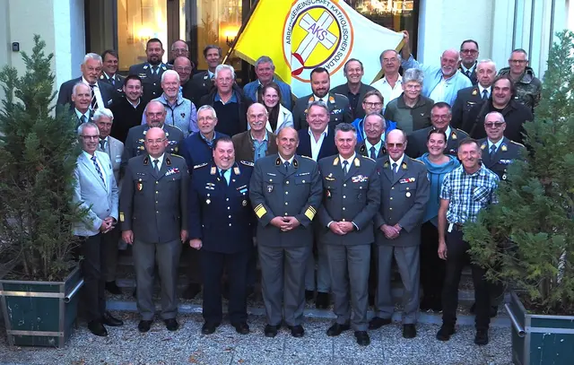 Die Teilnehmer des "Jakob Kern Akademie Angebotes" aus zahlreichen Garnisonsbereichen des gesamten Bundesgebietes, einschießlich einer Abordnung der Gemeinschaft Katholischer Soldaten (GKS) von der Deutschen Bundeswehr in der Schwarzenbergkaserne in Salzburg.