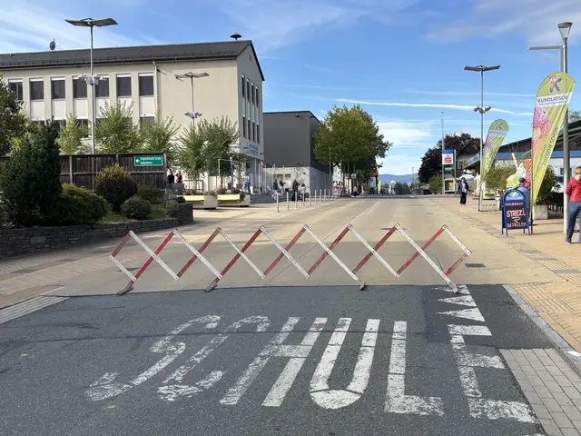Die temporäre Sperre bewies den Gewinn an Lebensqualität bei einer neuen Nutzung der Straßen. Das Projekt zeigt, wie zivilgesellschaftliches Engagement und moderne Raumgestaltung den Ortskern stärken. | Foto: MeinBezirk/Waltraud Fischer