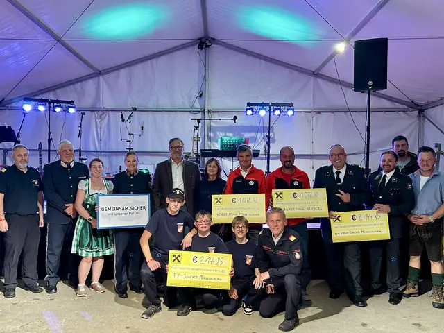 Gruppenfoto mit den Vertretern der Blaulicht-Jugendorganisationen und den Organisatoren des Benefizfußballturniers.  | Foto: Silvia Posch, BPK Bruck-Mürzzuschlag