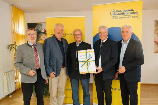 Josef Neuhold, Leiter des Fachbereichs Klein- und Flurdenkmale, Erich Broidl Lehrgangsleiter Kleindenkmale Kompakt, Absolvent Friedrich Stegmeier aus Mautern, Landesrat Anton Kasser und Martin Lammerhuber, Holdinggeschäftsführer der Kultur.Region.Niederösterreich. | Foto:  Alina Strasser   