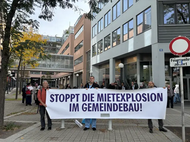Vor der Verhandlung machten die Bewohnerinnen und Bewohner Stimmung gegen die gestiegene Miete und die Mängel im Karlheinz-Hora-Hof.  | Foto: Luca Arztmann/MeinBezirk