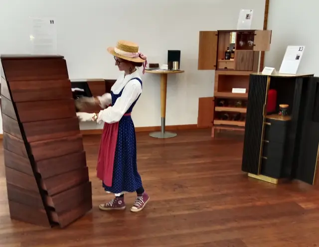 Museumsleiterin Cornelia Schlosser führt am langen Meistermöbel-Wochenende durch die Tischlermeister-Galerie. | Foto: Sieglinde Baumgartner