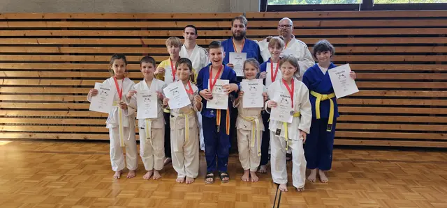 1. Reihe: Haring Hanna, Werdnik Leon, Trubytsky Mykyta, Boniszlavszky Maximilian, Bauer Lara, Berger Veronika
2. Reihe: Kartashov Mark, Exler Ilvy, Syrovatka Lena
3. Reihe: Giefing Thomas, Berenda Bastian, Berger Robert | Foto: Judoklub Mattersburg