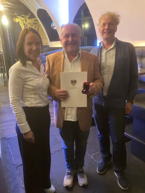 Gerhard Schneider (Mitte) aus Gratwein-Straßengel mit dem Ehrenzeichen in Gold (35 Jahre Mitgliedschaft im Fachverband der österreichischen Standesbeamten ) flankiert von Michaela Potocar und Gerhard Wonisch | Foto: Gemeinde