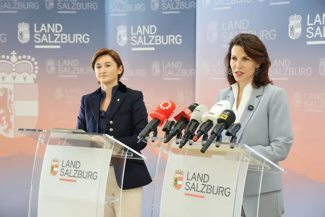 m Bild: Landeshauptfrau und Finanzreferentin Karoline Edtstadler und Landeshauptfrau-Stellvertreterin Marlene Svazek bei der Präsentation der Eckpunkte des Doppelbudgets 2027/2028.  | Foto: Land Salzburg / Franz Neumayr