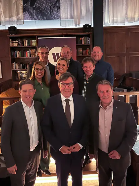 (v.l.) Bei der BHGV in Gänserndorf: Philipp Teufl, der wiedergewählte Bezirksgruppenobmann Andreas Hager, WKNÖ Präsident WBNÖ Landesgruppenobmann Wolfgang Ecker, Andrea Prenner-Sigmund, Nadja Trunner, Alexander Köllner, Gernot Krippel , Wolfgang Alexowsky und Christian Schöner. | Foto: WBNÖ