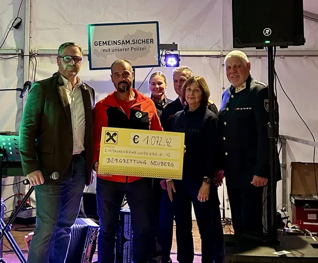 Ein symbolischer Scheck wurde auch der Bergrettung Neuberg überreicht – für sie gibt es 1.000 Euro. | Foto: Silvia Posch, BPK Bruck-Mürzzuschlag