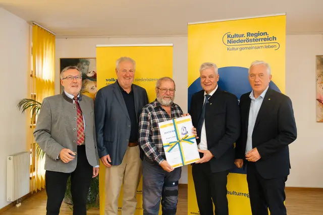 Josef Neuhold, Leiter des Fachbereichs Klein- und Flurdenkmale, Erich Broidl Lehrgangsleiter Kleindenkmale Kompakt, Absolvent Adolf Schmid aus Zwingendorf, Landesrat Anton Kasser und Martin Lammerhuber, Holdinggeschäftsführer der Kultur.Region.Niederösterreich. | Foto: Strasser