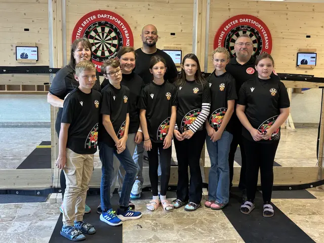 Beim Informationstag an der MS St. Andrä zeigte Dartprofi Devon Petersen (hi. Mitte), wie sich Kopfrechnen mit dem Dartsport verbinden lässt. Das Bildungsprojekt soll Kindern Mathematik spielerisch und ohne Leistungsdruck näherbringen. | Foto: MeinBezirk.at/Kerstin Pussnig