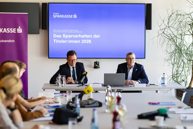 Die Vorstände Patrick Götz und Robert Schmidbauer präsentierten die jüngsten Erkenntnisse der Tiroler Sparstudie und erläuterten aktuelle Entwicklungen beim Spar- und Anlageverhalten in Tirol. | Foto: Thomas Steinlechner