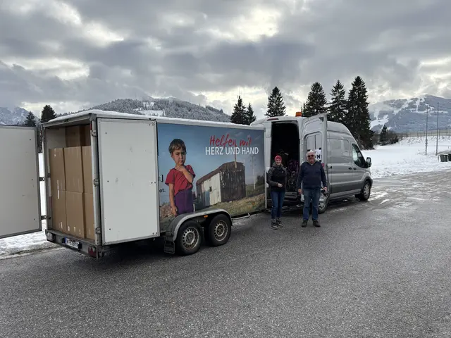 Die abgegebenen Packerl werden sortiert und sorgfältig in größere Kartons umgepackt. Unterstützt wird das Pongauer Team auch heuer wieder von Helfern aus Oberösterreich, bevor sich der Lastwagen auf den langen Weg nach Rumänien macht. | Foto: Verein Weihnachtsfreude