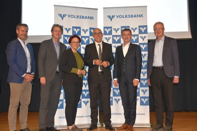 Die Volksbank Südburgenland lud zum informativen und spannenden Vortrag: Reduce-Geschäftsführer Andreas Leitner, Volksbank-Generaldirektor Gerald Fleischmann, Wirtschaftskammer-Regionalstellenleiterin Tanja Stöckl, WIFO-Direktor Gabriel Felbermayr, Volksbank-Regionaldirektor Richard Kossits, Aufsichtsratsmitglied Harald Berger (ehemaliger Volksbank-Direktor) | Foto: MeinBezirk/Michael Strini