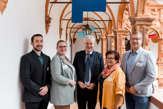 Kultur und Bildung verbinden die Viertel: Florian Köttner aus Miesenbach, Nicole Nosek aus St. Bernhard-Frauenhofen, Herta Holzinger aus Fels am Wagram und Josef Berger aus Dunkelsteinerwald tauschten sich beim Vernetzungstreffen mit Landesrat Anton Kasser (Mitte) über Ideen und Impulse für ihre Gemeinden aus. | Foto: Markus Morawetz