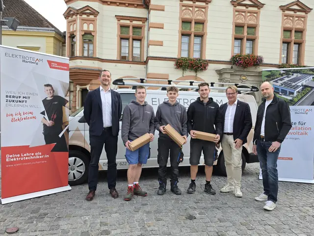 Bgm. Marcus Martschitsch (5. v. l.) gratulierte. | Foto: Stadtwerke