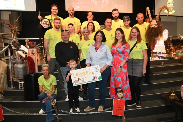 Gemeinderätin Petra Haslinger mit Vanessa und Andreas Kossits, Verena Bittermann vom Kinderhospiz Lichtblickhof, Gemeinderat Stefan Magloth aus Tribuswinkel sowie Mitgliedern der Brauchtumsgruppe Mephistos Höllenfürsten. | Foto: 2026psb/sap