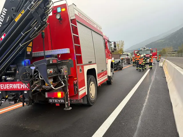 Die Feuerwehr Silz musste einen eingeklemmten Autofahrer mit einer Bergeschere befreien. | Foto: Feuerwehr Silz