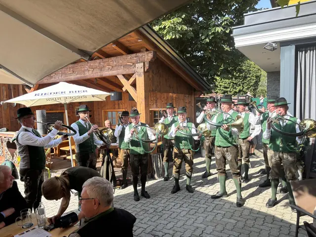 Beim Mittagstisch spielten Gastbläsergruppen auf.