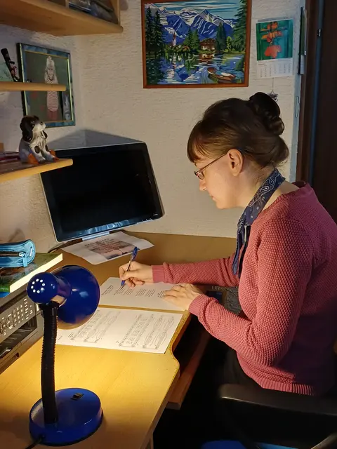 Marija Artač – vertieft in einen ihrer Texte in ihrer „Schreib-Ecke“. | Foto: Privat