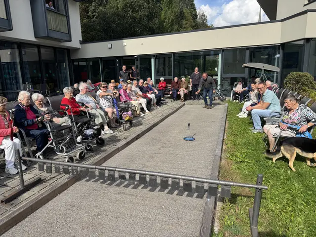 Auch Bürgermeister Hansjörg Obinger versuchte sich beim Stockschießen. | Foto: Tageszentrum Bischofshofen