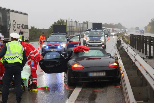 Bei einem Crash auf der A25 Welser Autobahn wurde ein Pkw komplett demoliert und die Lenkerin verletzt. | Foto: laumat.at