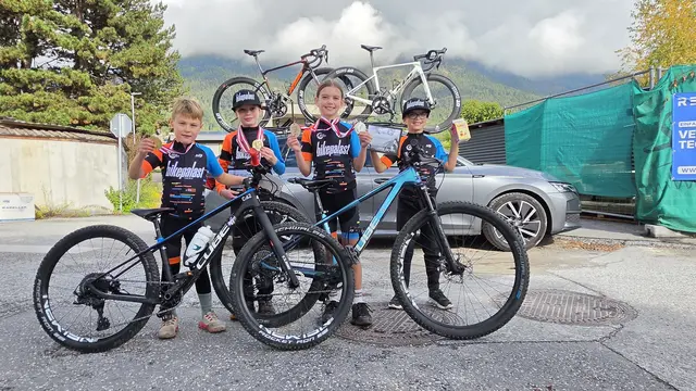 v. l. n. r.: Die Tagessieger Henrik Wünsch-Zavodnik (U7m) und Leon Lindner (U9m, auch Gesamtsieger Cycling Cup Tirol) mit Livia Pfennig (Gesamtsiegerin Cycling Cup Tirol U11w) und Finnian Pfennig (4. Platz, U9m).