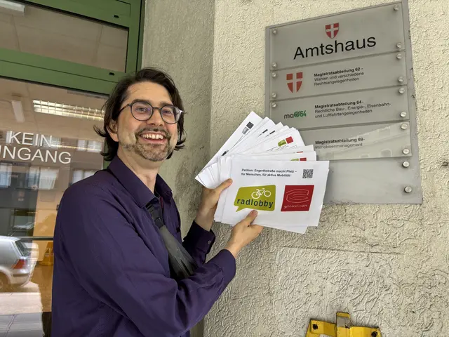 Markus Steenbock ist erfreut, dass man laut Angaben der Radlobby über 1.000 Stimmen für eine Umgestaltung der Engerthstraße sammeln konnte. | Foto: Radlobby