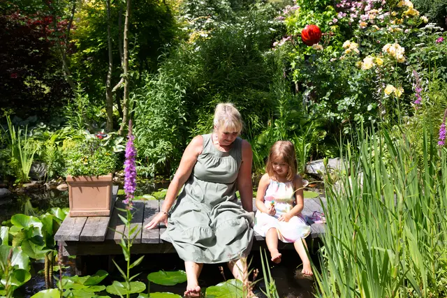 Sonja Führer in ihrem Garten mit ihrer Enkelin.