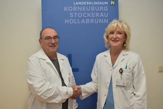 Ärztlicher Direktor Rainer Ernstberger freute sich, Primaria Olena Luzyanina in ihrer neuen Funktion als Abteilungsvorständin begrüßen zu dürfen. | Foto: Landesklinikum Korneuburg-Stockerau-Hollabrunn