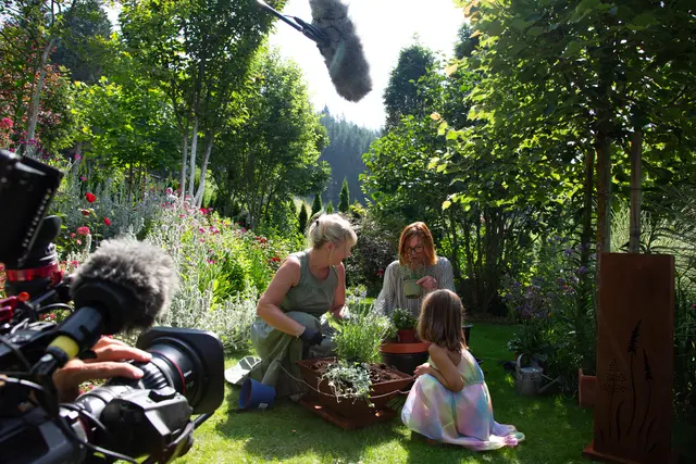 Sonja Führer in ihrem Garten mit Enkelin und Marianne Wechselberger